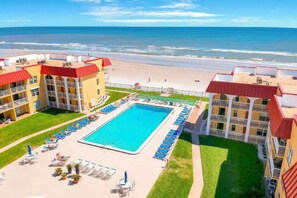 Utendørsbasseng og et oppvarmet basseng