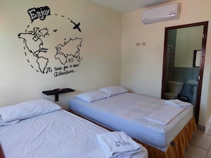 Kahden hengen classic-huone (kaksi sänkyä) | Yksilöllisesti sisustettu, kannettavalle tietokoneelle sopiva työtila