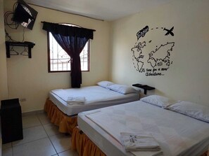 Classic Twin Room | Individually decorated, laptop workspace, free WiFi - Hostal Sin Fronteras (León)