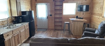 Red cabin close to University of Central Missouri and Whiteman AF Base