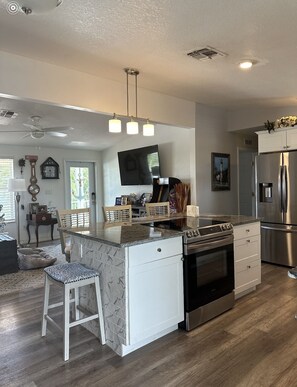 Een koelkast, een magnetron, een oven, een kookplaat