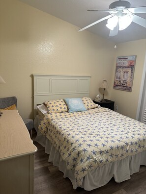 2 slaapkamers, een strijkplank/strijkijzer, gratis wifi, beddengoed