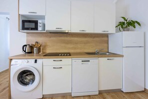 Kjøleskap, mikrobølgeovn, kokeplater og oppvaskmaskin