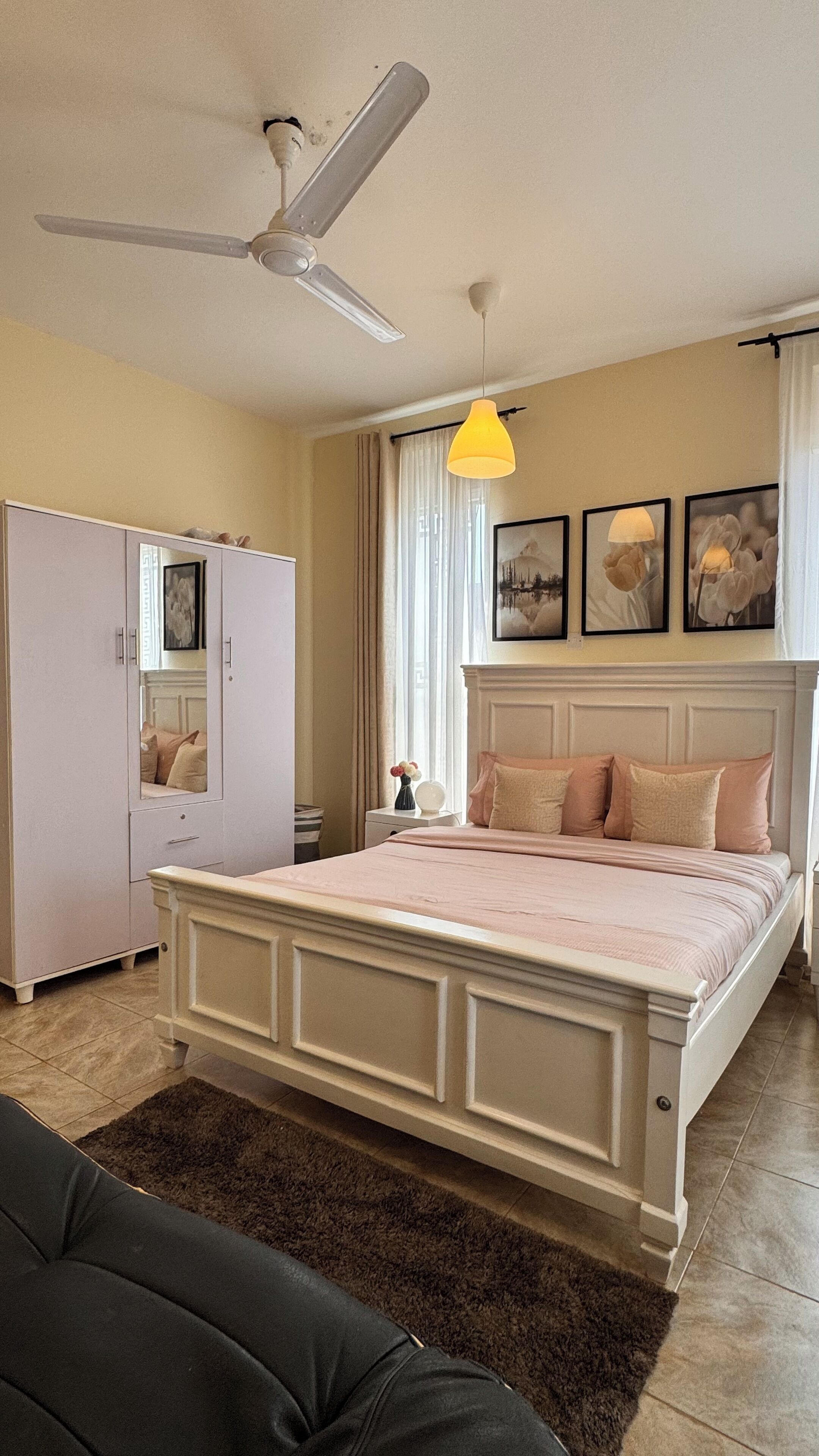 3 slaapkamers, een strijkplank/strijkijzer, reisbedje, gratis wifi
