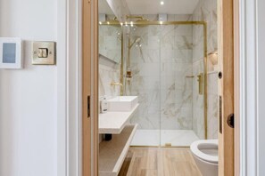 Shower - Luxury flat on Fulham/Chelsea border (London)