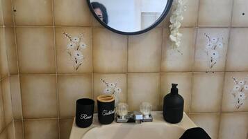 Suihku, hiustenkuivaaja, pyyhkeet, saippua