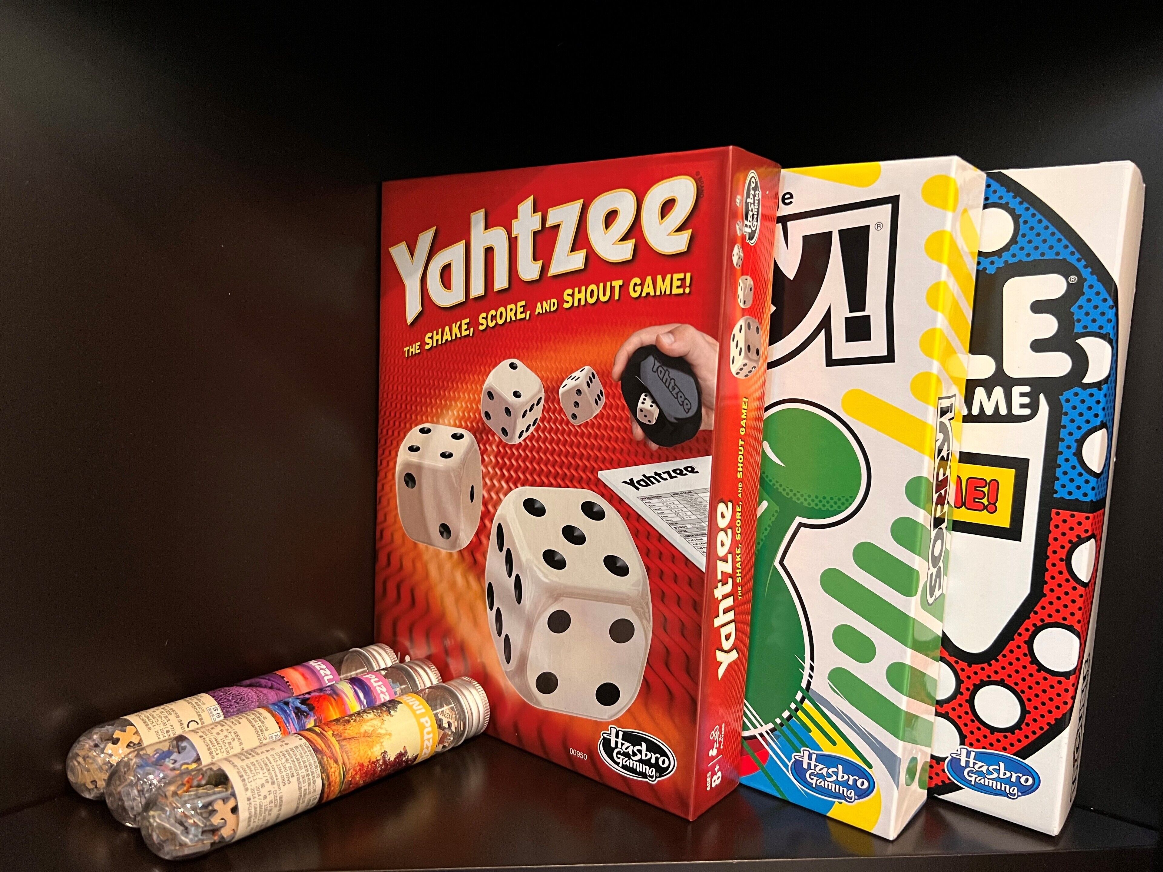 Una caja de juego de Yahtzee y dados sobre una mesa.