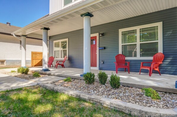 Terrace/patio - Maryland St. House 4 Bedroom near Missouri State University & Mercy Hospital. (Springfield)