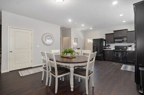 Dining - Maryland St. House 4 Bedroom near Missouri State University & Mercy Hospital. (Springfield)