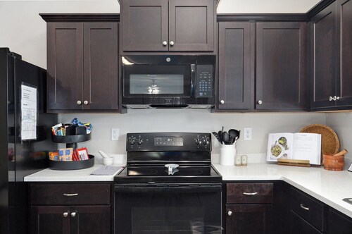 Maryland St. House 4 Bedroom near Missouri State University & Mercy Hospital. 