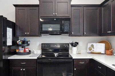 Maryland St. House 4 Bedroom near Missouri State University & Mercy Hospital. 