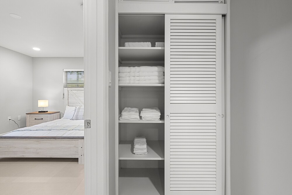 3/2 Close Beach Hutchinson Island Fort Pierce Pet Friendly. Newly