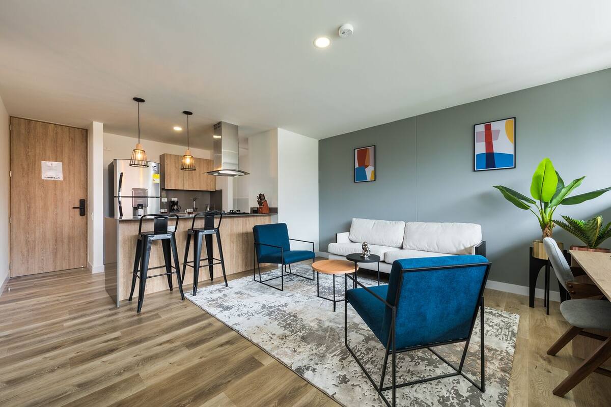 Luxury-Apartment | Wohnbereich | 43-Zoll-Flachbildfernseher mit Kabelempfang, Fernseher