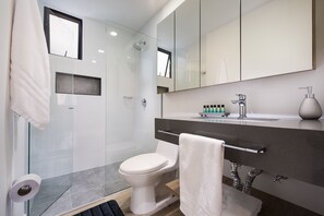Luxury Apartment | Bathroom - Go Living and Suites by Jalo (Medellín)