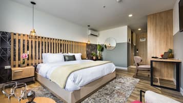 1 habitación, caja de seguridad en la habitación y escritorio