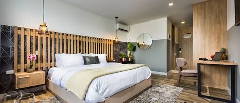 Estudi de luxe | Caixa forta a l'habitació i escriptori