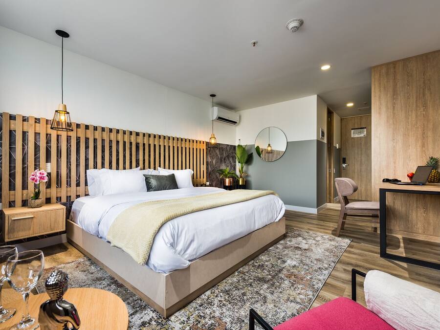 Luxury Studio | Peti besi dalam bilik, meja, ruang kerja komputer riba, kalis bunyi