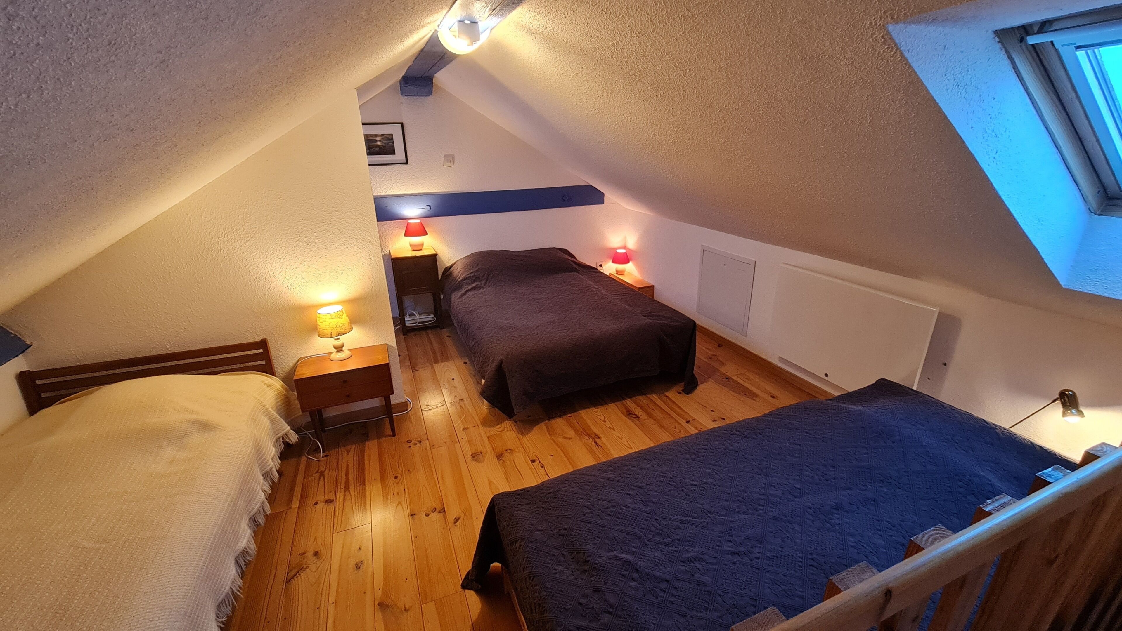 Rideaux occultants, chambres insonorisées, fer et planche à repasser