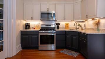 Réfrigérateur, micro-ondes, four, cafetiÚre/bouilloire