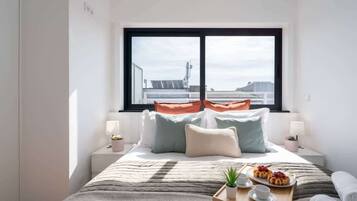 1 dormitorio, tabla de planchar con plancha, wifi y ropa de cama