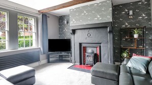 Una sala de estar moderna con chimenea, un televisor de pantalla plana y un sofá cómodo.