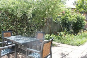 Outdoor dining - Comfort House (Kutaisi)