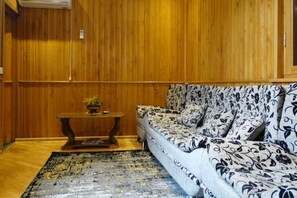 Smart-TV, Kamin, Bücher