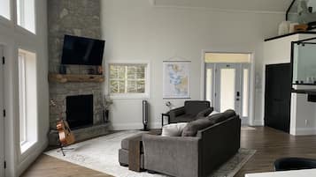 Una Smart TV, una chimenea, un reproductor de DVD, libros