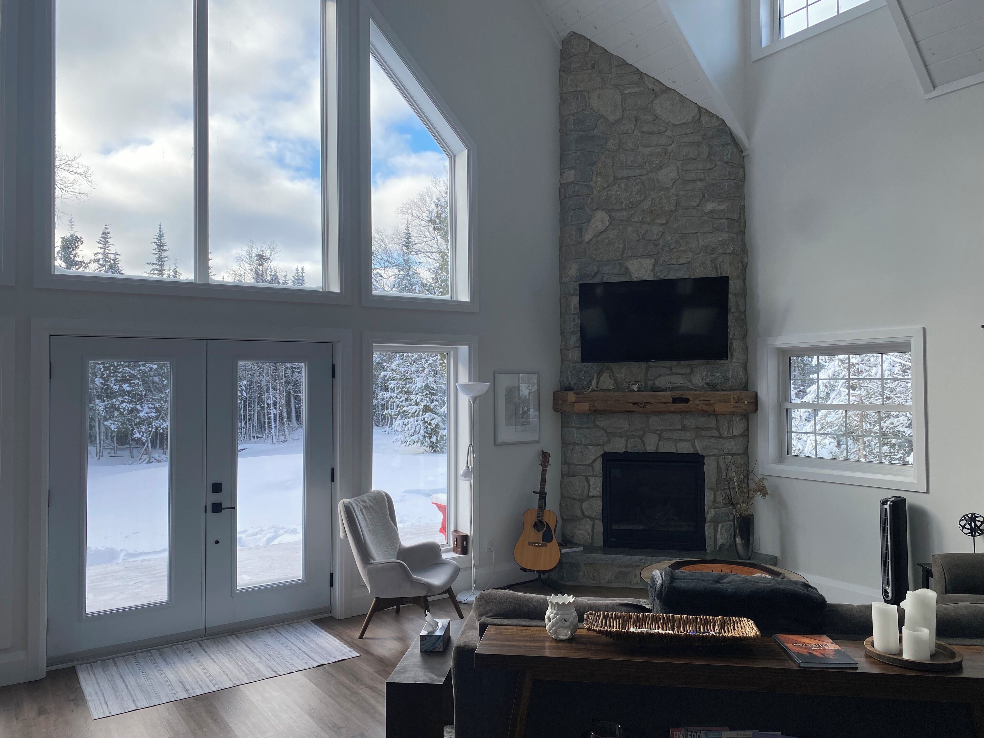 Téléviseur connecté, foyer, lecteur de DVD, livres