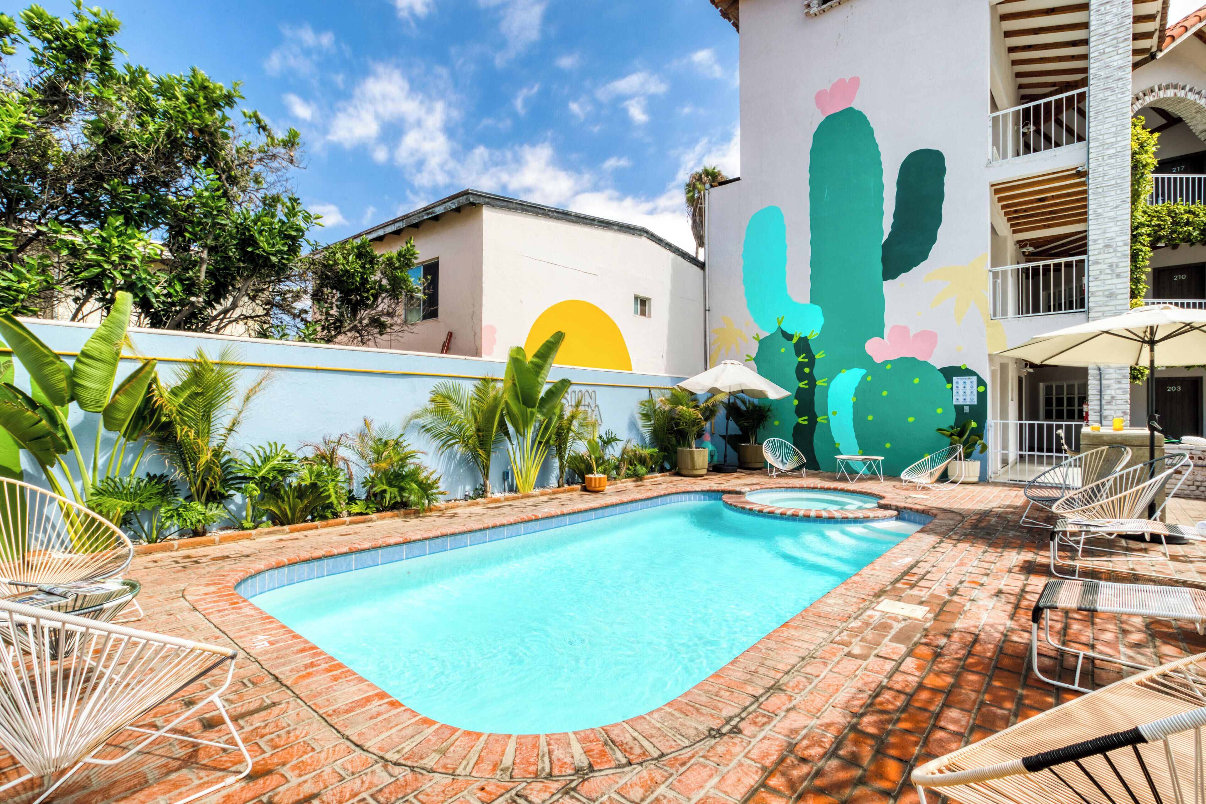 Una piscina al aire libre (de 10:00 a 22:00), sombrillas, tumbonas
