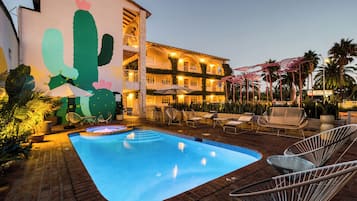 Utendørsbasseng, bassengparasoller og solsenger