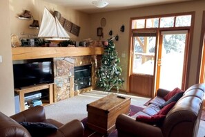 TV, fireplace - Red Rob #5 Red Mountain (Rossland)