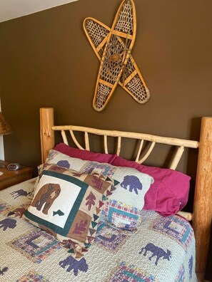 2 bedrooms, iron/ironing board, travel cot, WiFi