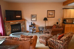 TV connectée, cheminée, jeux vidéo, livres