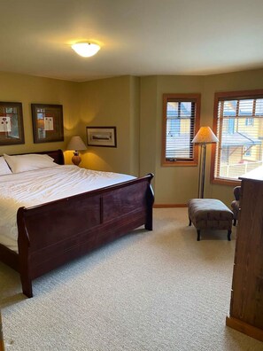 4 bedrooms, iron/ironing board, WiFi, bed sheets - Copper Chalet 6 - sleeps 10 (Rossland)