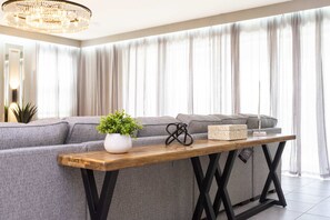 House | 9 bedrooms, desk, Internet