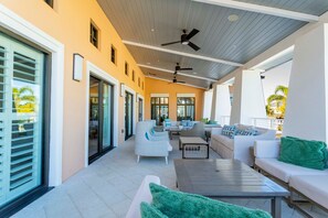 House | 9 bedrooms, desk, Internet