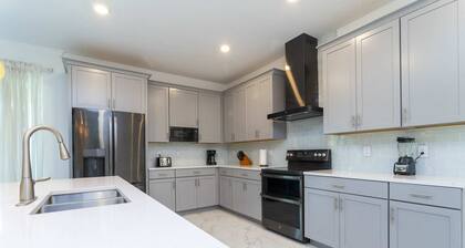 Gorgeous 8B 7BA Melbournbeach w Pool Dock Beach