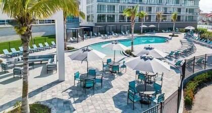 Gorgeous 8B 7BA Melbournbeach w Pool Dock Beach