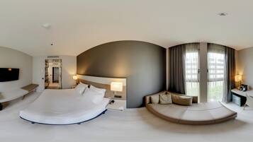 Een minibar, een kluis op de kamer, een bureau, een laptopwerkplek