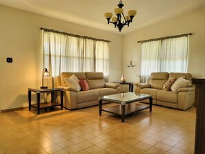 Smart TV, table tennis, books - Spacious Villa, Big Pool, Solar Power & Lush Mountain Views (Naguabo)