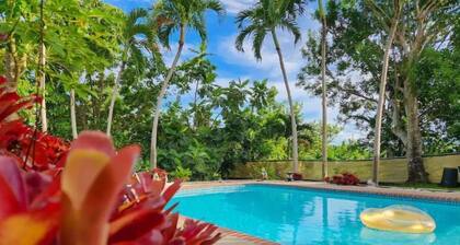 Spacious Villa, Big Pool, Solar Power & Lush Mountain Views