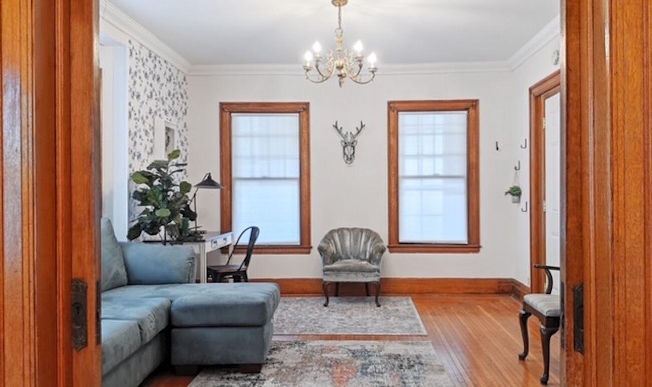 Vintage 2 BR apartment in great location!
