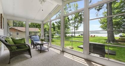Cozy private lakefront cottage, pet-friendly, short drive to Traverse City