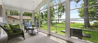 Cozy private lakefront cottage, pet-friendly, short drive to Traverse City