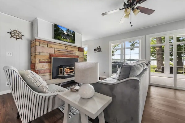 Smart TV, chimenea y libros 