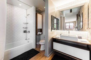 Een douche, een haardroger, handdoeken