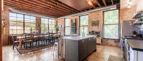 Frigorífic, microones, forn i placa de cuina