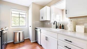 Een koelkast, een microgolfoven, een oven, een kookplaat