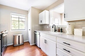 Een koelkast, een microgolfoven, een oven, een kookplaat